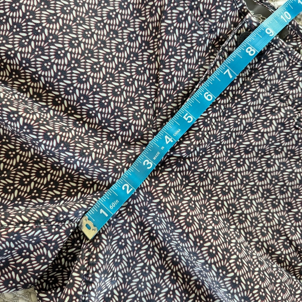 Women's Eddie Bauer Geometric Print Stretch Chino 5” Shorts 6 Gray/Red/Silver - Picture 8 of 9